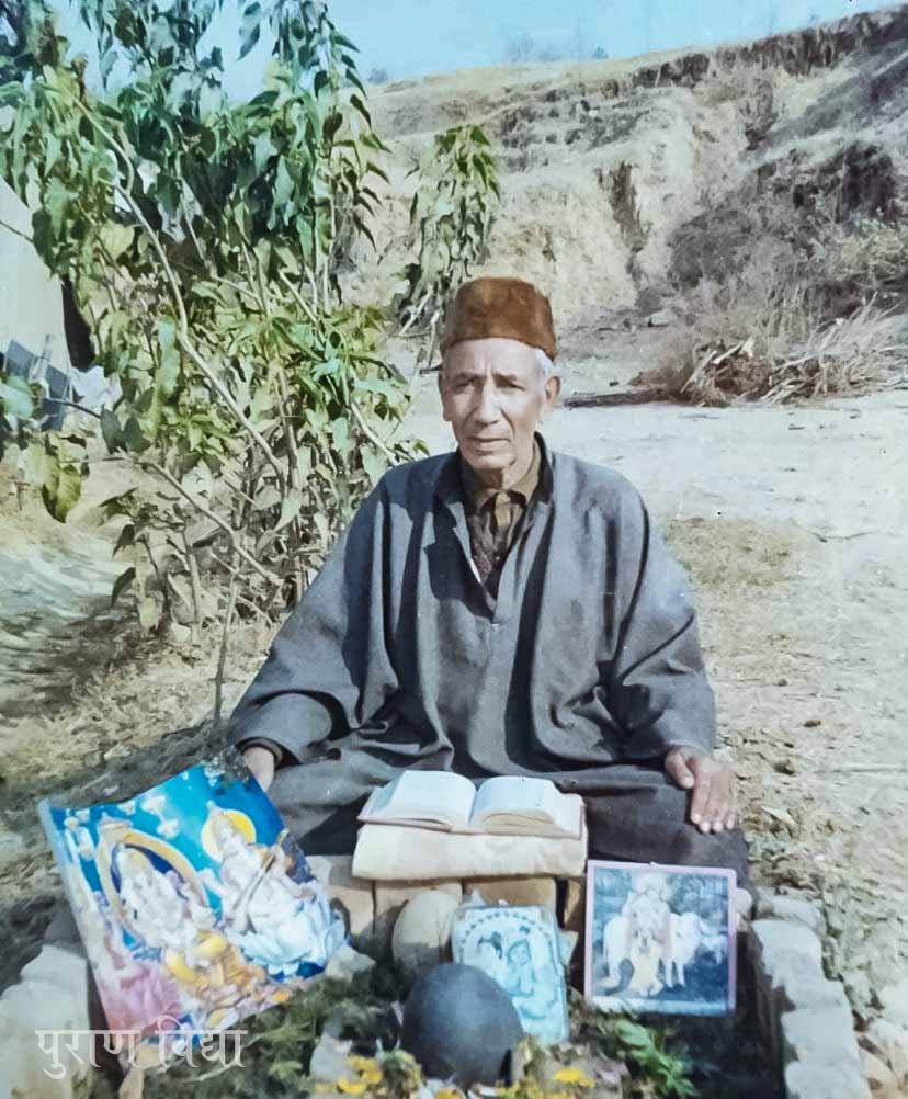 एक कश्मीरी पंडित, जिसका तीन मंजिला मकान, इनके फलों के बागान तथा इनकी मातृभूमि सब कुछ में छीन लिया गया (1990)